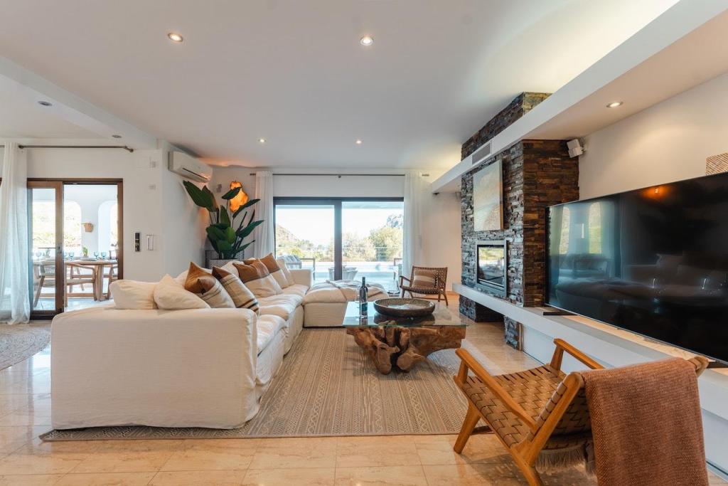 6 bed villas in Moraira