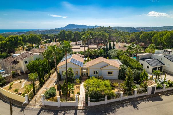 4 bed villa in Altea