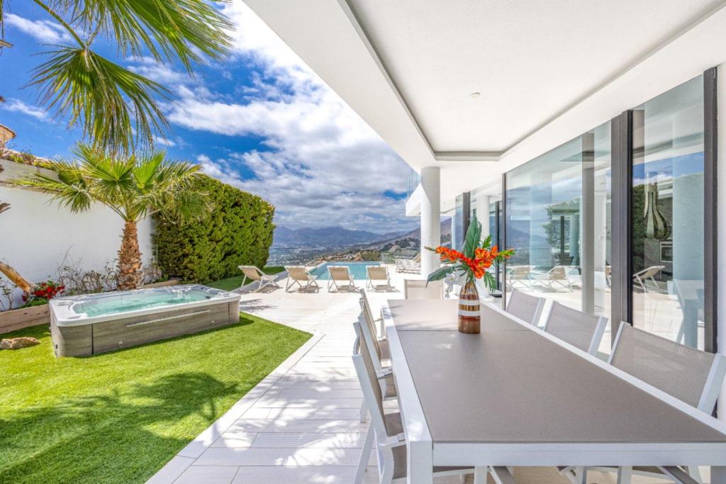 6 bed villa in Altea