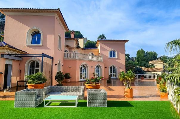 5 bed villa in Pedreguer