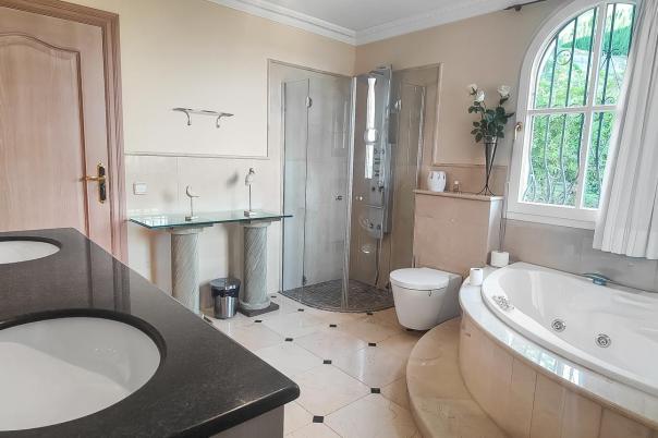 5 bed villa in Pedreguer