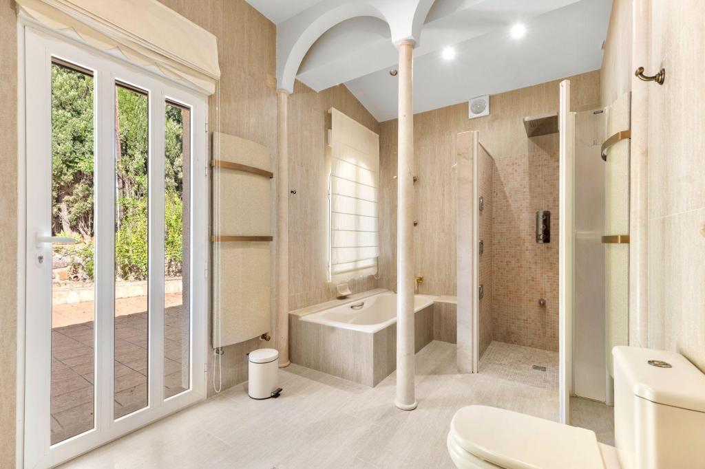 5 bed villa in Altea