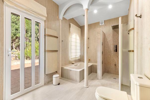 5 bed villa in Altea