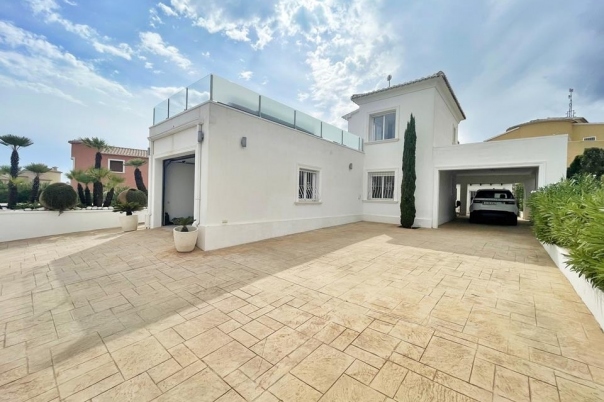 5 bed villa in Benitachell