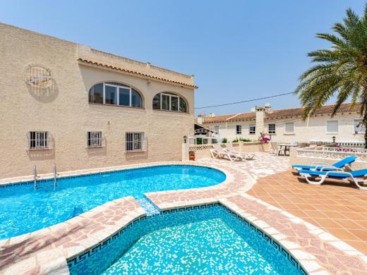 9 bed villa in Albir