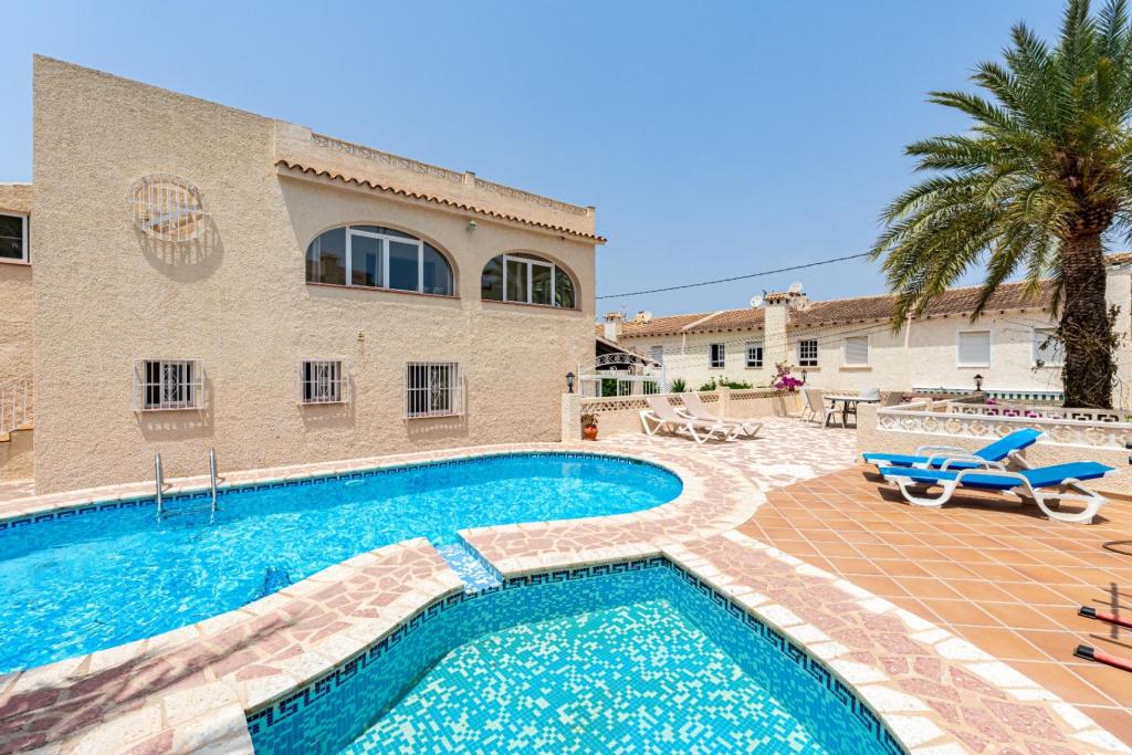 9 bed villa in Albir