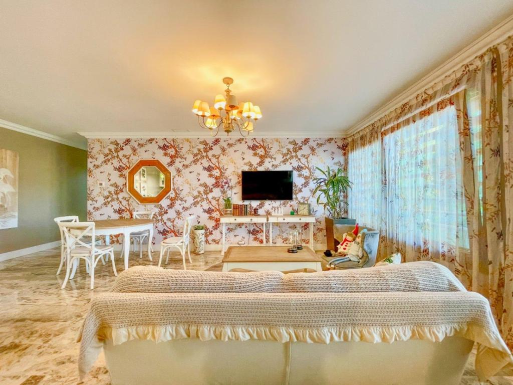 6 bed villa in El Campello