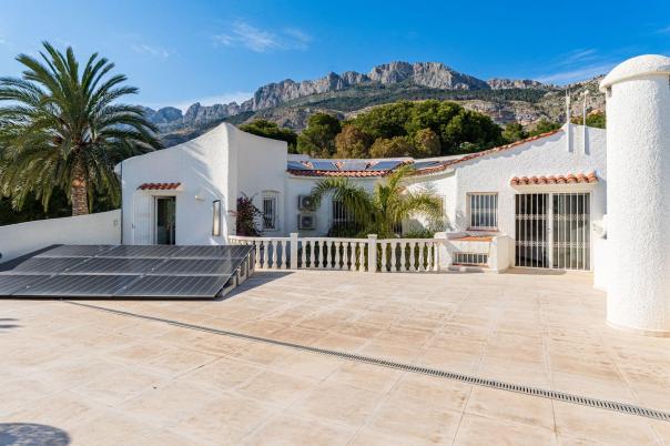 5 bed villa in Altea