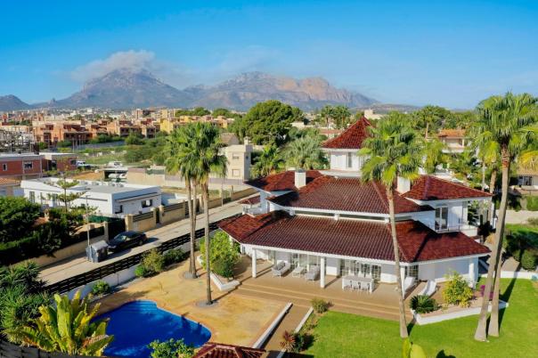 5 bed villa in Alfaz del Pi