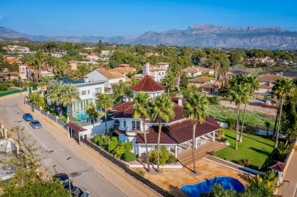 5 bed villa in Alfaz del Pi