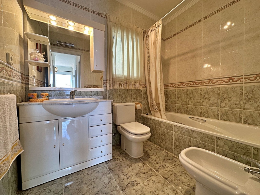 4 bed semi_detached_house in Benitachell