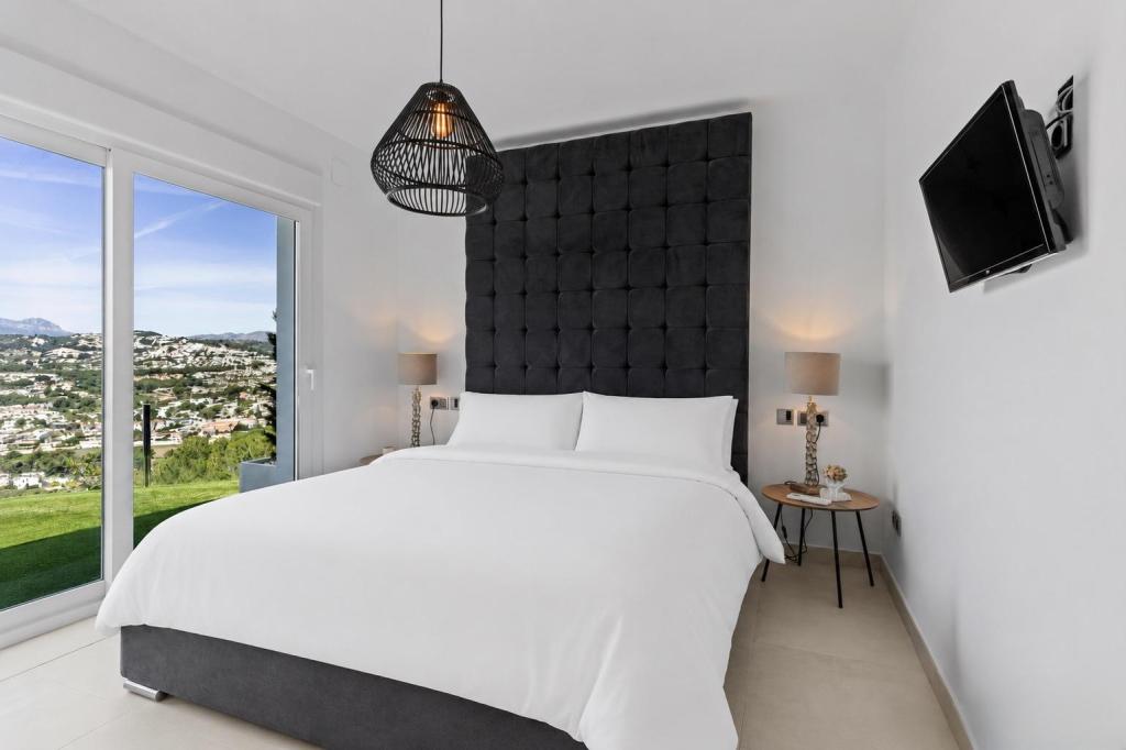 5 bed villas in Moraira