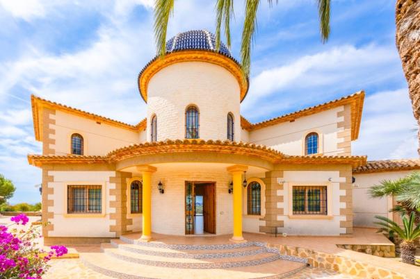 6 bed villa in Altea