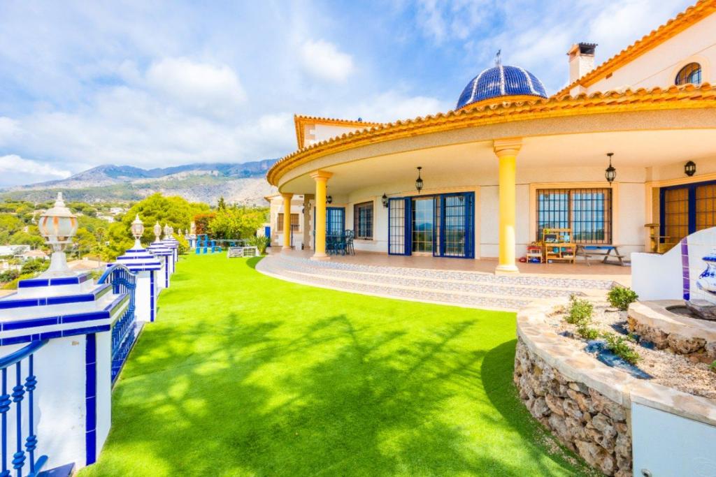 6 bed villa in Altea