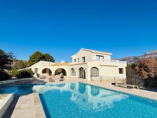 5 bed villas in Altea