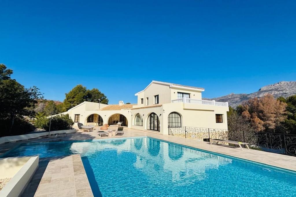 5 bed villas in Altea
