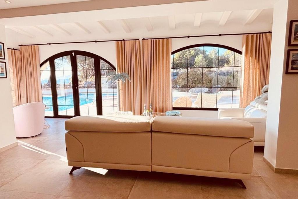 5 bed villas in Altea