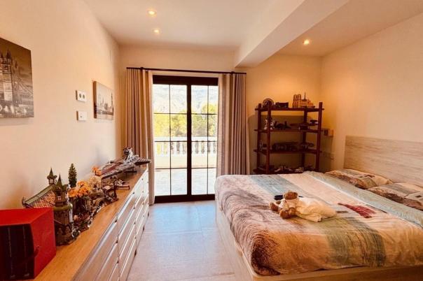 5 bed villas in Altea