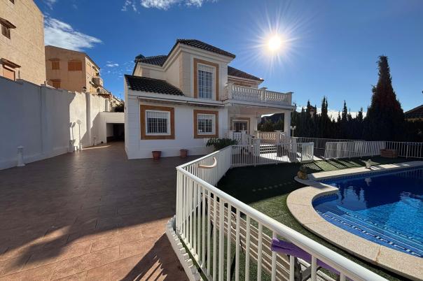 5 bed chalet in Alicante/Alacant