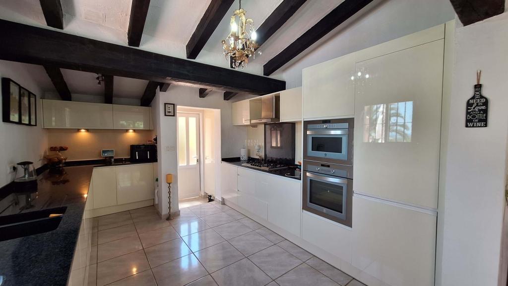 6 bed villa in Orba