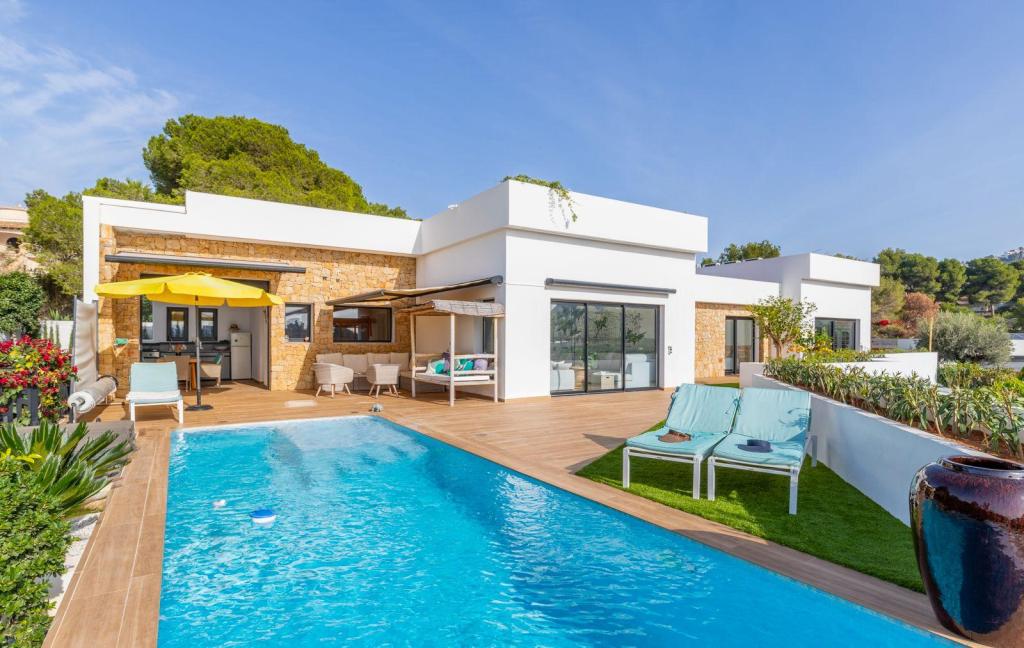 9 bed villas in Moraira