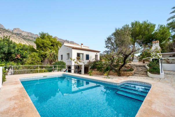 6 bed villa in Altea