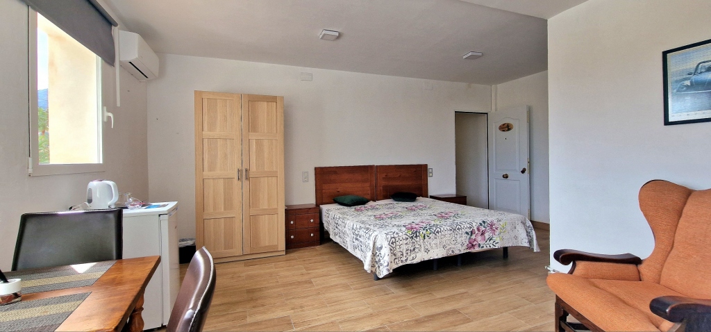 8 bed commercial premises in Denia