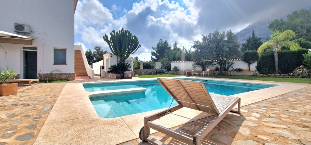 8 bed commercial premises in Denia