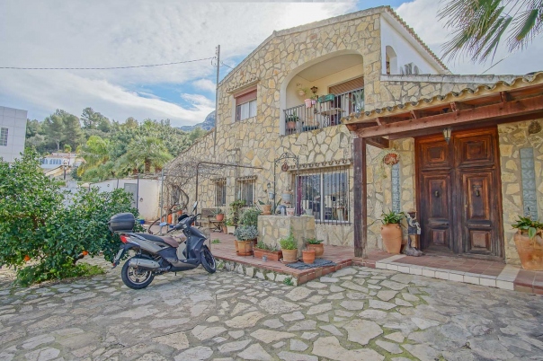 6 bed villa in Denia