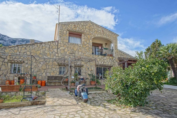6 bed villa in Denia