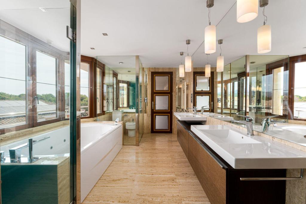 6 bed villa in Albir