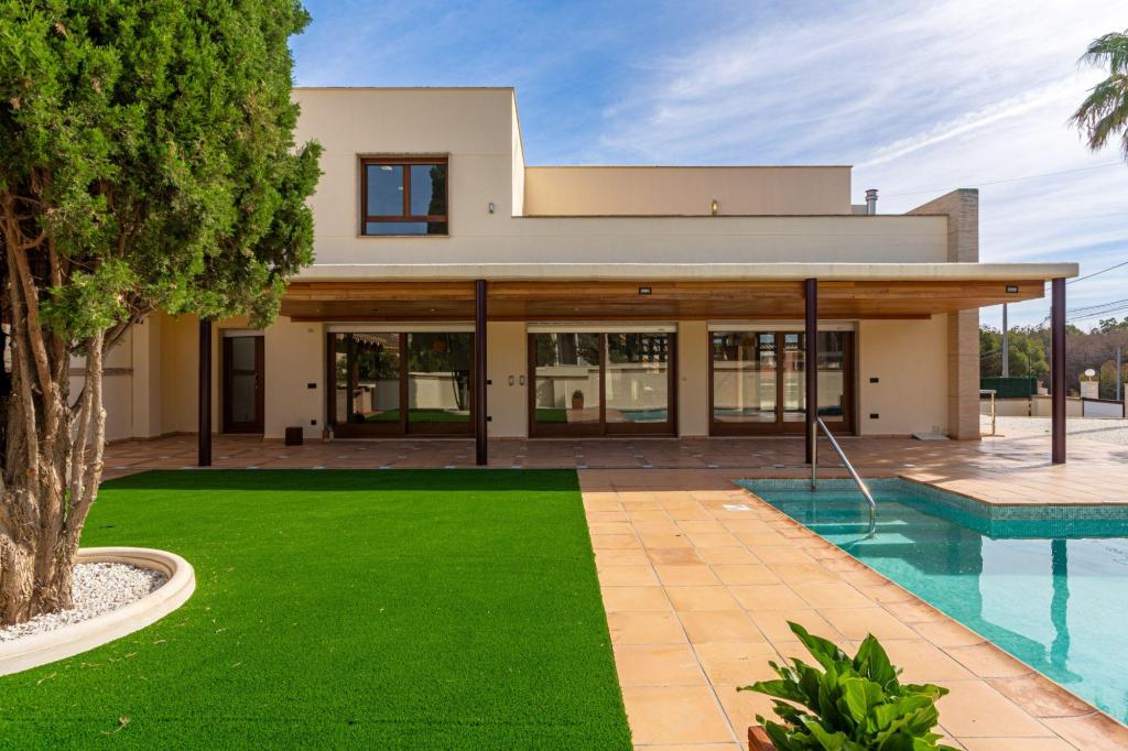 6 bed villa in Albir