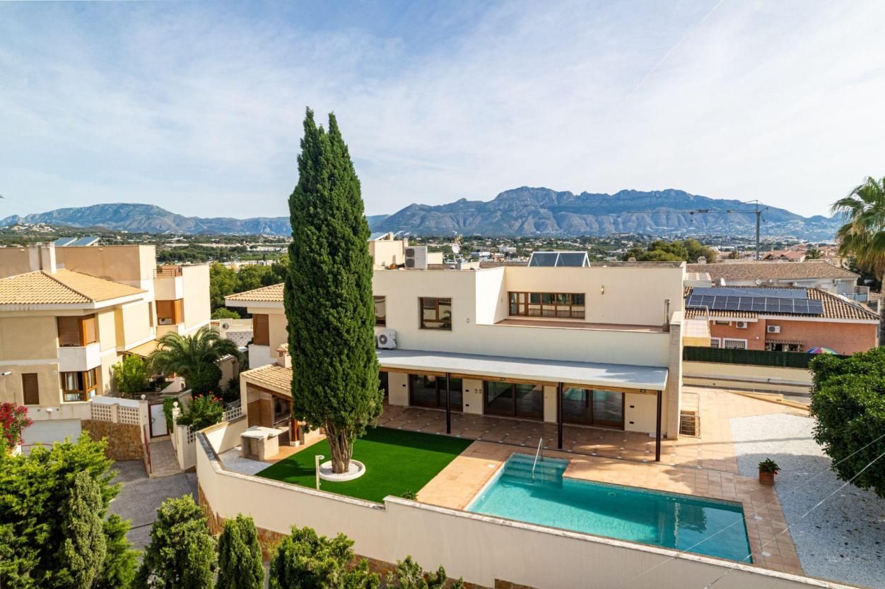 6 bed villa in Albir