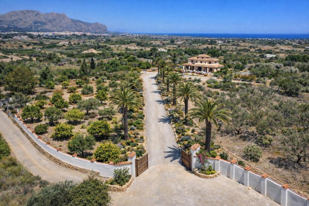 5 bed villa in Pedreguer