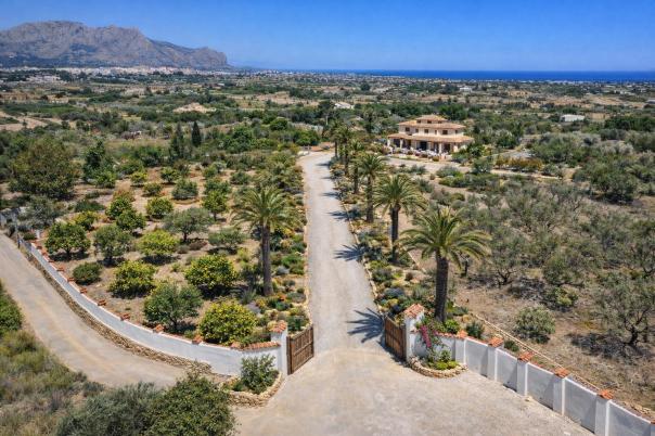 5 bed villa in Pedreguer
