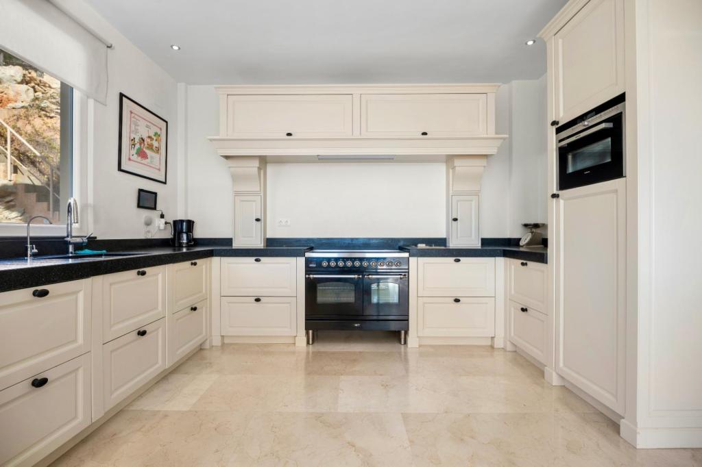 9 bed villa in Altea