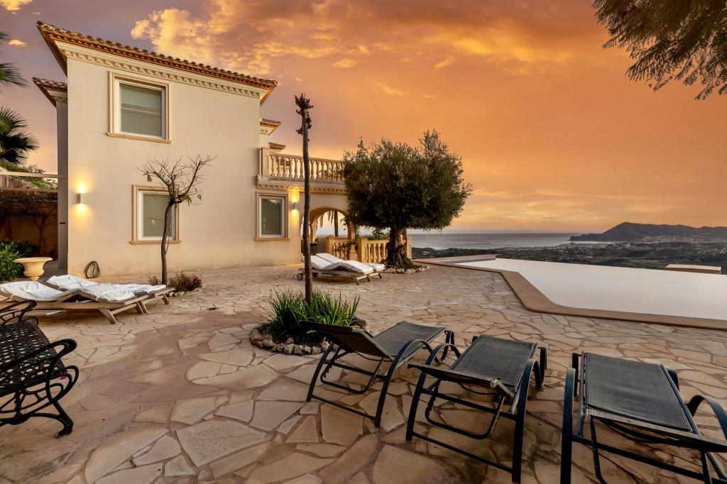 9 bed villa in Altea