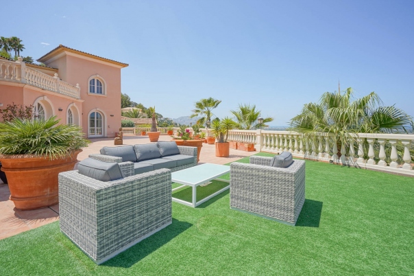 5 bed villa in Pedreguer