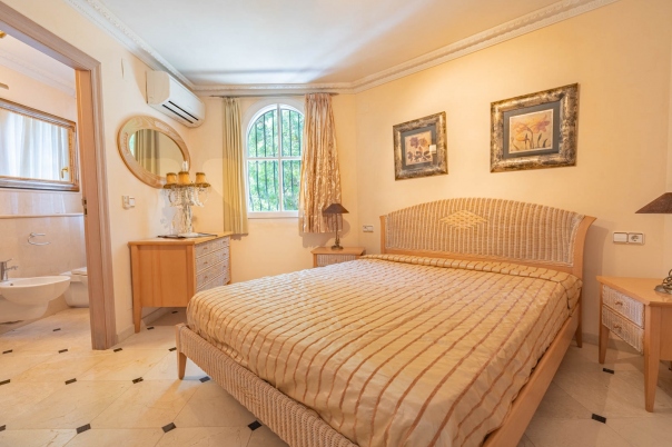 5 bed villa in Pedreguer