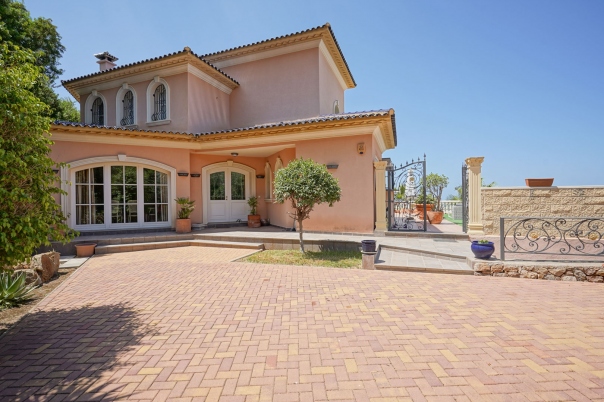 5 bed villa in Pedreguer