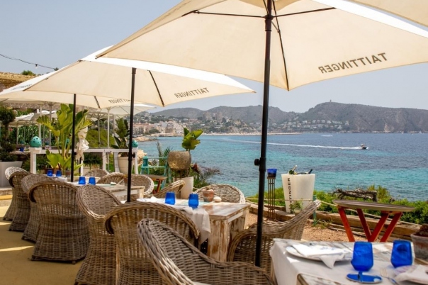 DISCOVER The stunning views & exceptional food at Amantes de Moraira