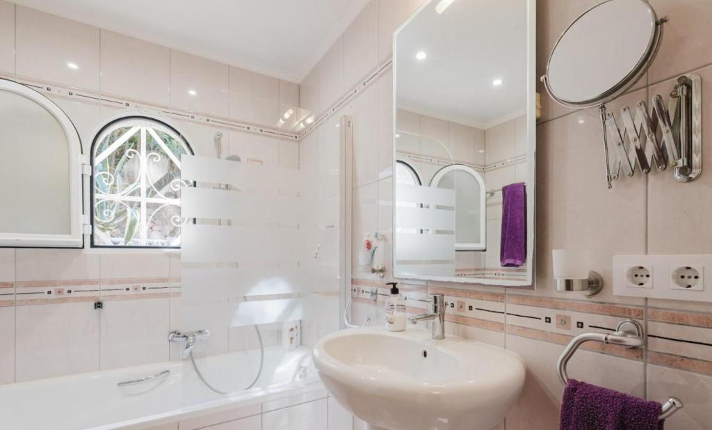 5 bed villas in Calpe / Calp