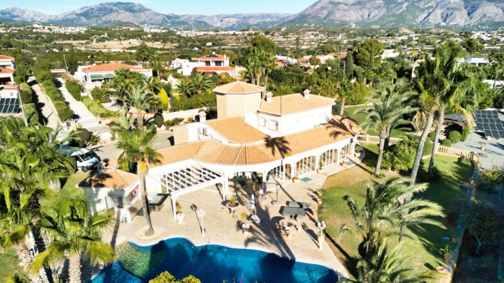 6 bed villa in Altea