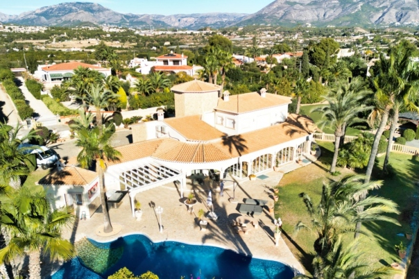 6 bed villa in Altea