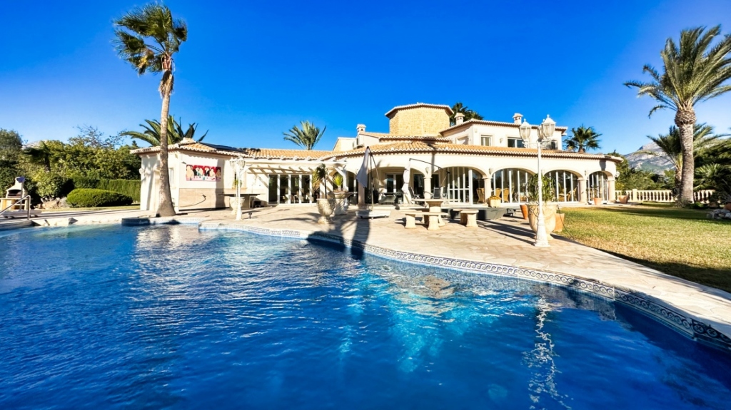 6 bed villa in Altea