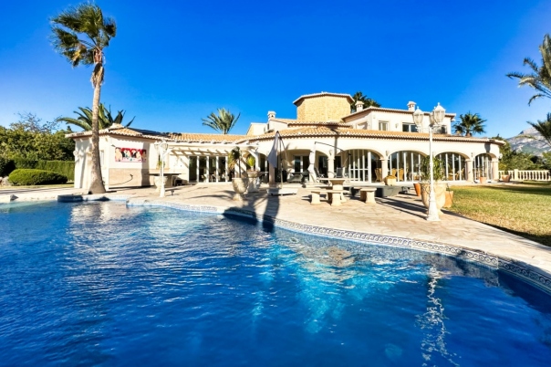 6 bed villa in Altea