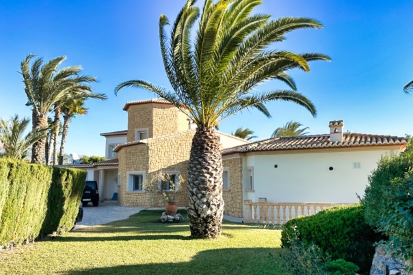 6 bed villa in Altea