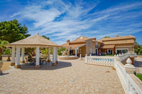 8 bed villa in La Nucía