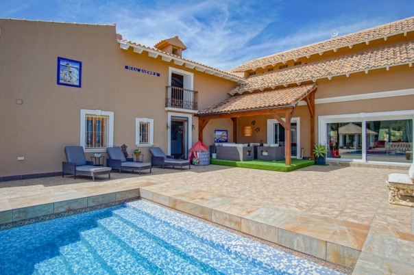 8 bed villa in La Nucía