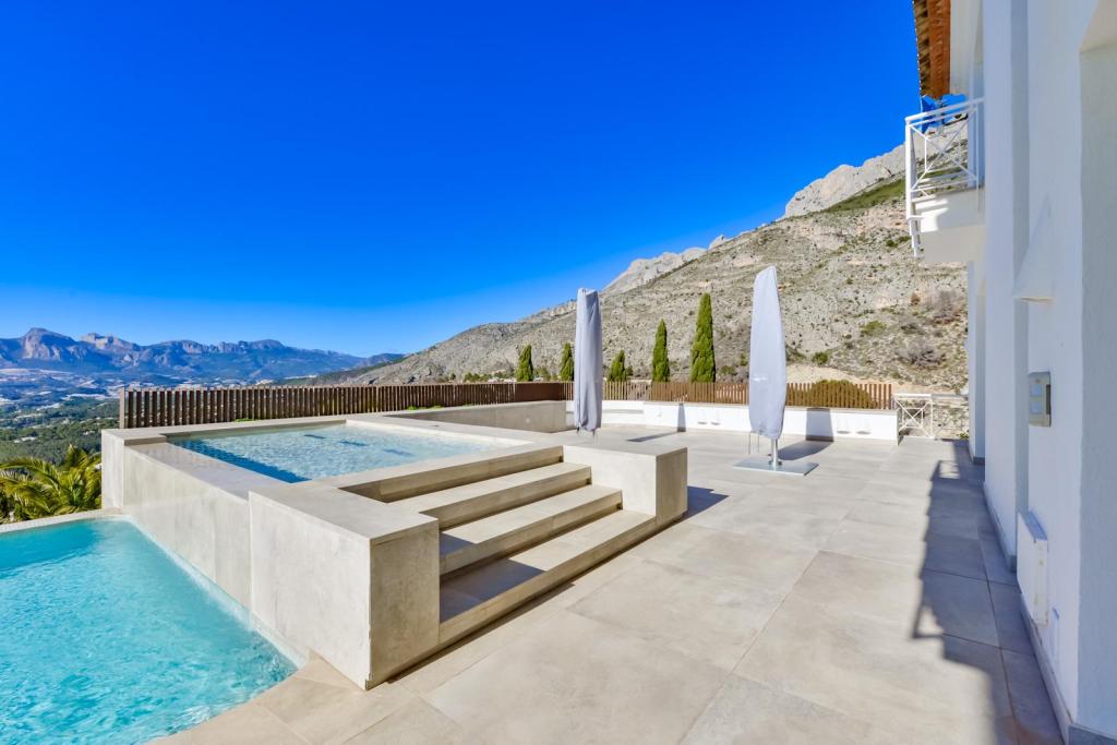 8 bed villa in Altea